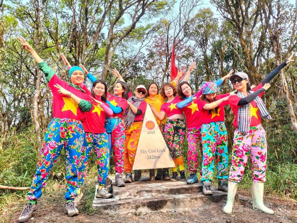 Sau hành trình dài đi bộ, đích đến của du khách là chạm vào mốc trắc địa Tây Côn Lĩnh ở độ cao 2.428m.
