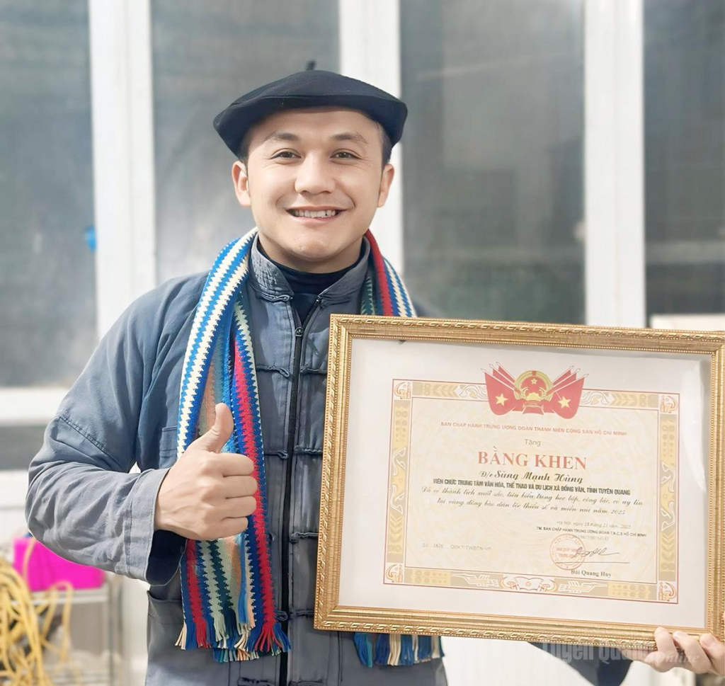 Sùng Mạnh Hùng nhận Bằng khen của Trung ương Đoàn TNCS Hồ Chí Minh vì những cống hiến trong vùng đồng bào  dân tộc thiểu số, miền núi năm 2025.