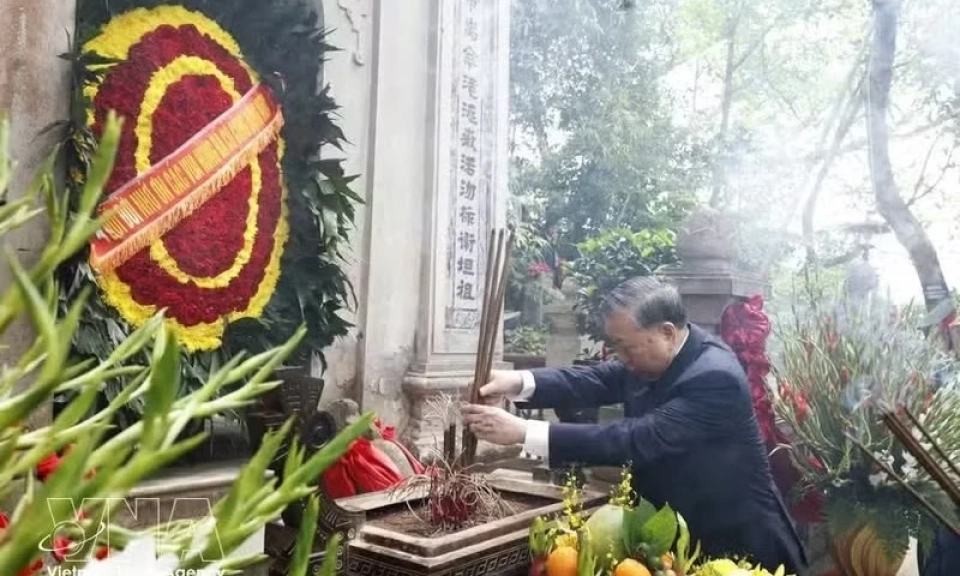 Top leader offers incense in commemoration of Hung Kings in Phu Tho