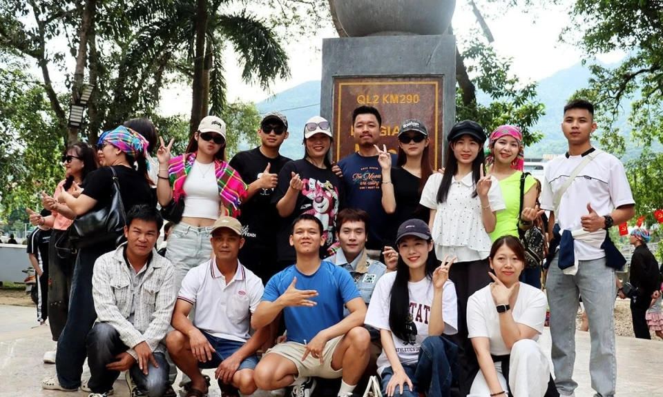 Km 0 in Ha Giang bustles with visitors on first day of holiday