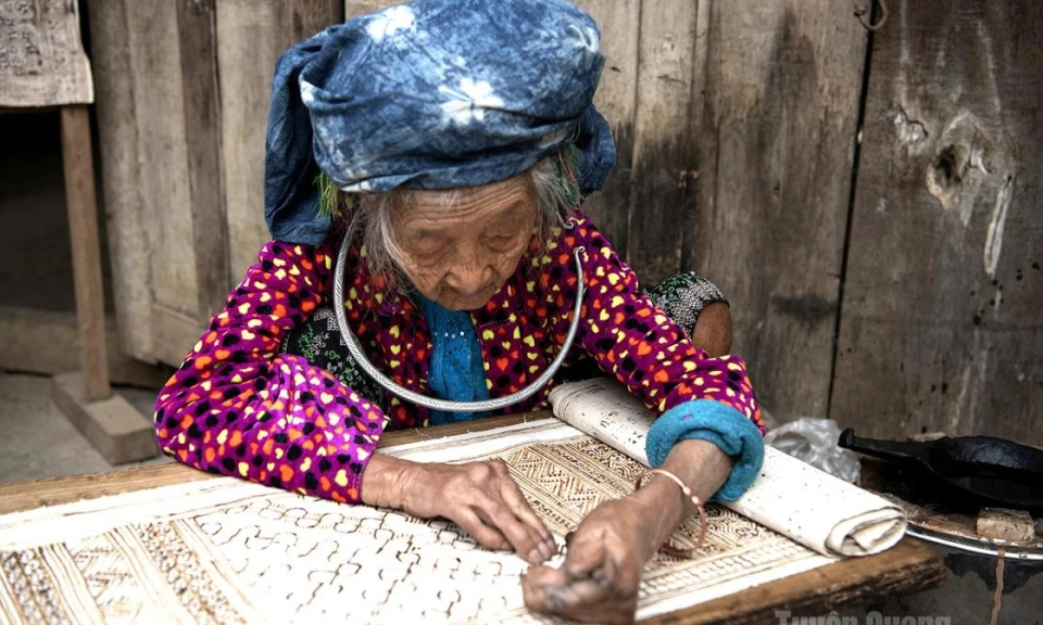The art of beeswax painting on hemp fabric