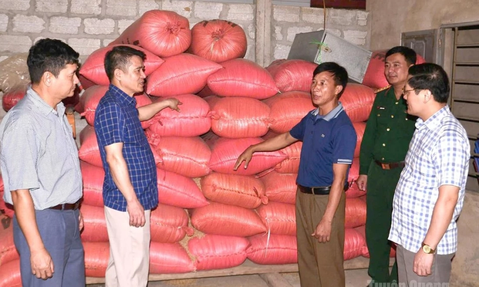 Grains of solidarity in Dong Trang village
