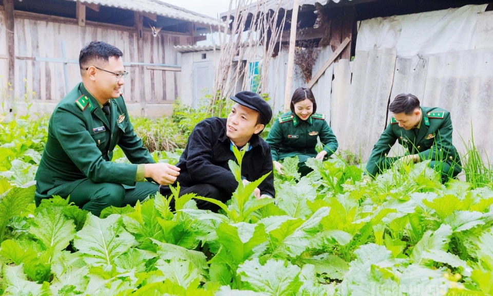 C&ugrave;ng D&acirc;n giữ b&igrave;nh y&ecirc;n bi&ecirc;n cương