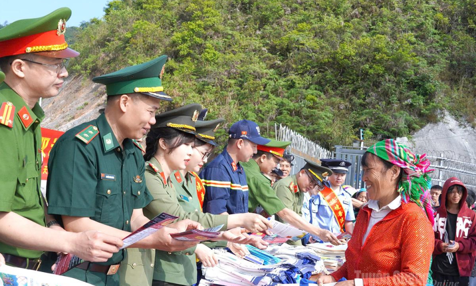 Phối hợp tuy&ecirc;n truyền ph&aacute;p luật song ngữ Việt - Trung