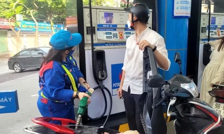 Gi&aacute; xăng dầu ng&agrave;y h&ocirc;m nay 23/4: Gi&aacute; xăng giảm nhẹ, gi&aacute; dầu tiếp tục giảm mạnh