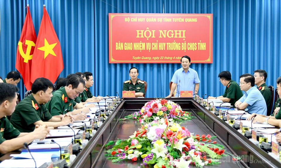 B&agrave;n giao nhiệm vụ Chỉ huy trưởng Bộ CHQS tỉnh Tuy&ecirc;n Quang