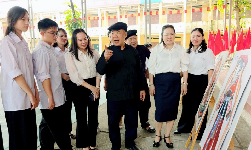 Hướng học sinh g&igrave;n giữ&nbsp;di sản qu&ecirc; hương