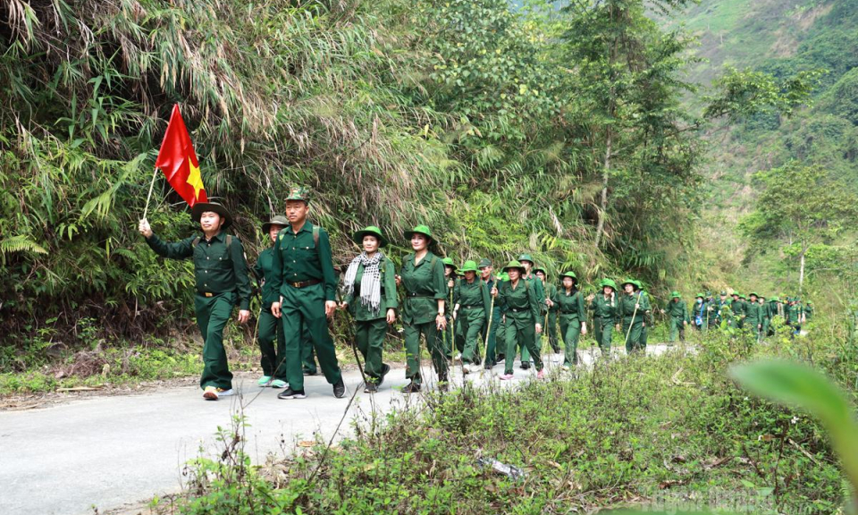 H&agrave;nh qu&acirc;n theo bước ch&acirc;n anh