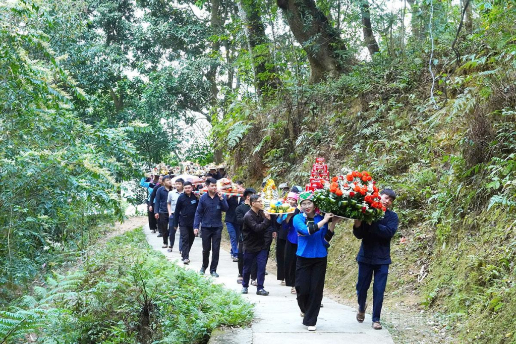 Dâng lễ tại miếu Ông, miếu Bà ở Khâu Vai - nghi thức truyền thống thiêng liêng tại chợ tình Khâu Vai.