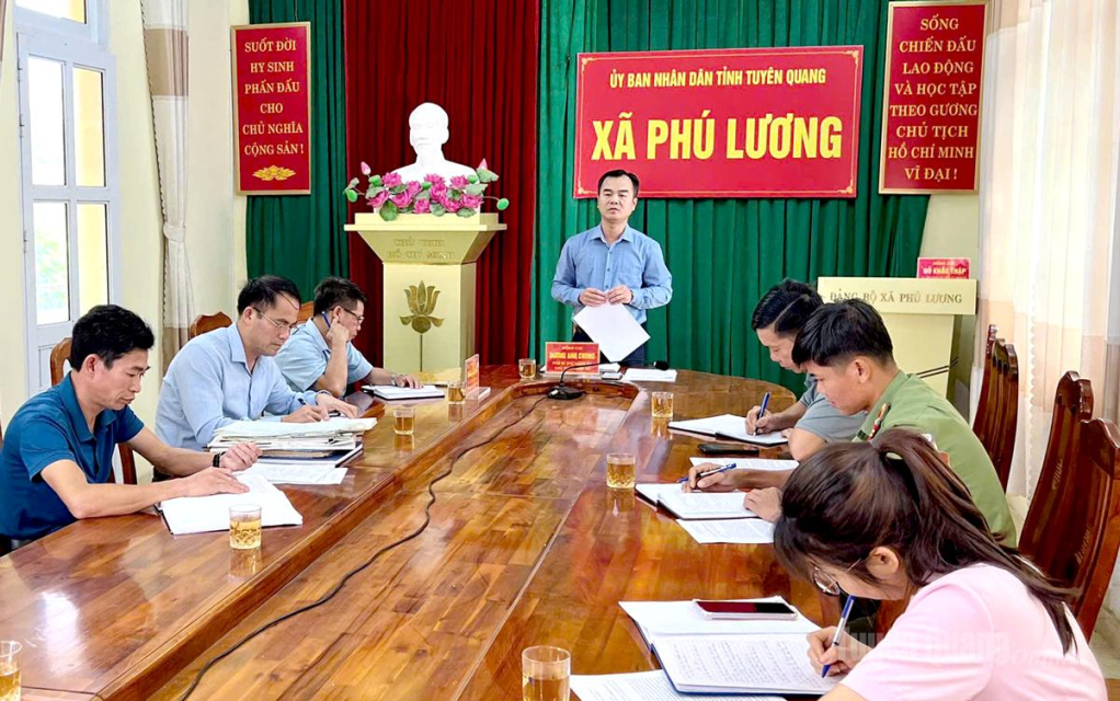 Lãnh đạo xã Phú Lương tiếp công dân định kỳ tháng 4.