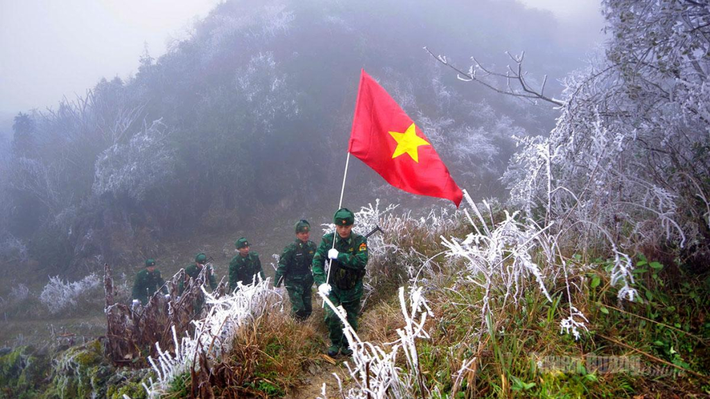 Cán bộ,  chiến sĩ Đồn Biên phòng cửa khẩu Săm Pun tuần tra giữa thời tiết băng giá.