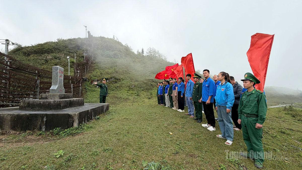 Cán bộ, chiến sĩ Đồn Biên phòng Sơn Vĩ tuyên truyền, giới thiệu về đường biên, cột mốc cho thế hệ trẻ.