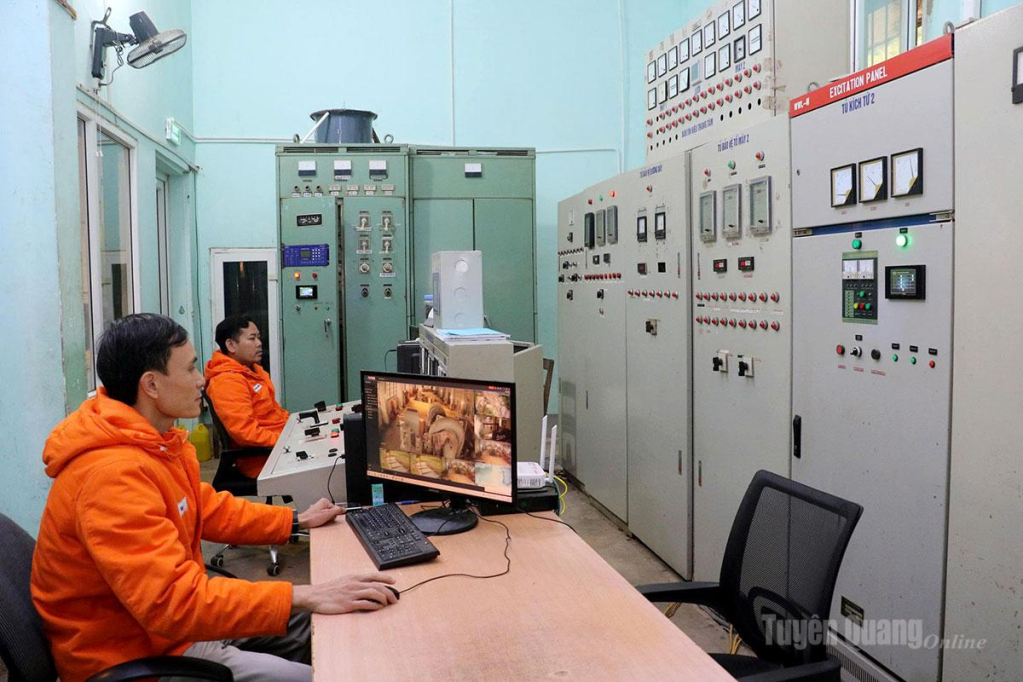 Cán bộ, công nhân trực vận hành Nhà máy thủy điện Nậm Má.