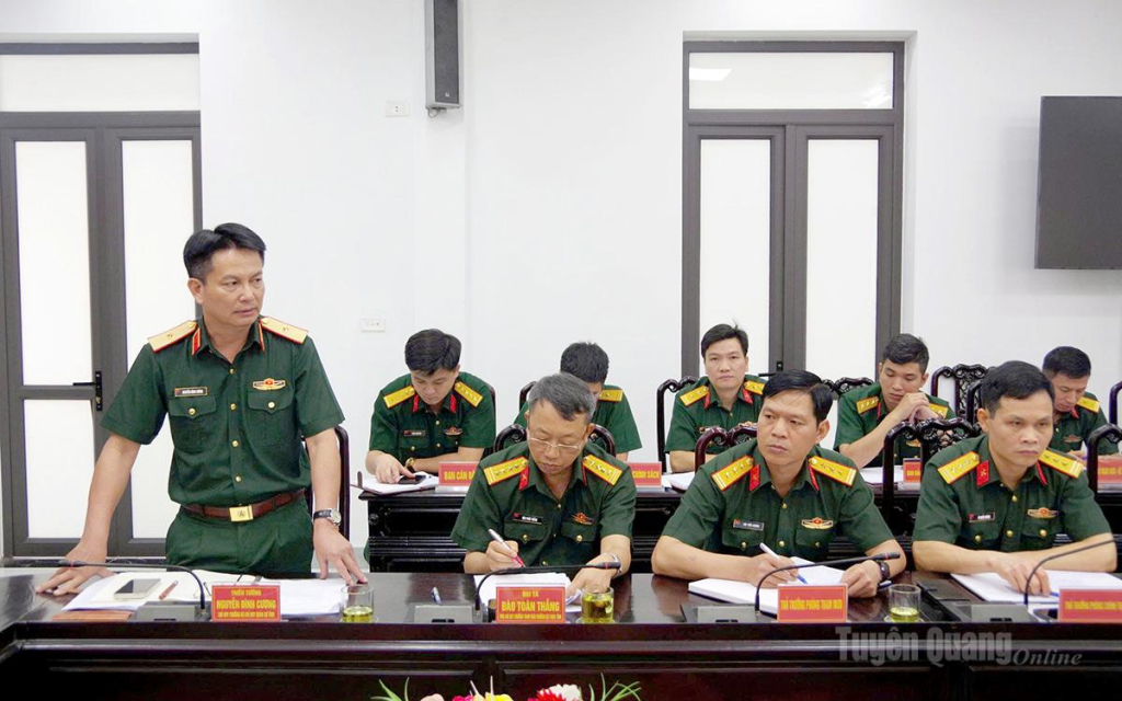Thiếu tướng Nguyễn Đình Cương, Chỉ huy trưởng Bộ CHQS tỉnh phát biểu tại buổi làm việc.