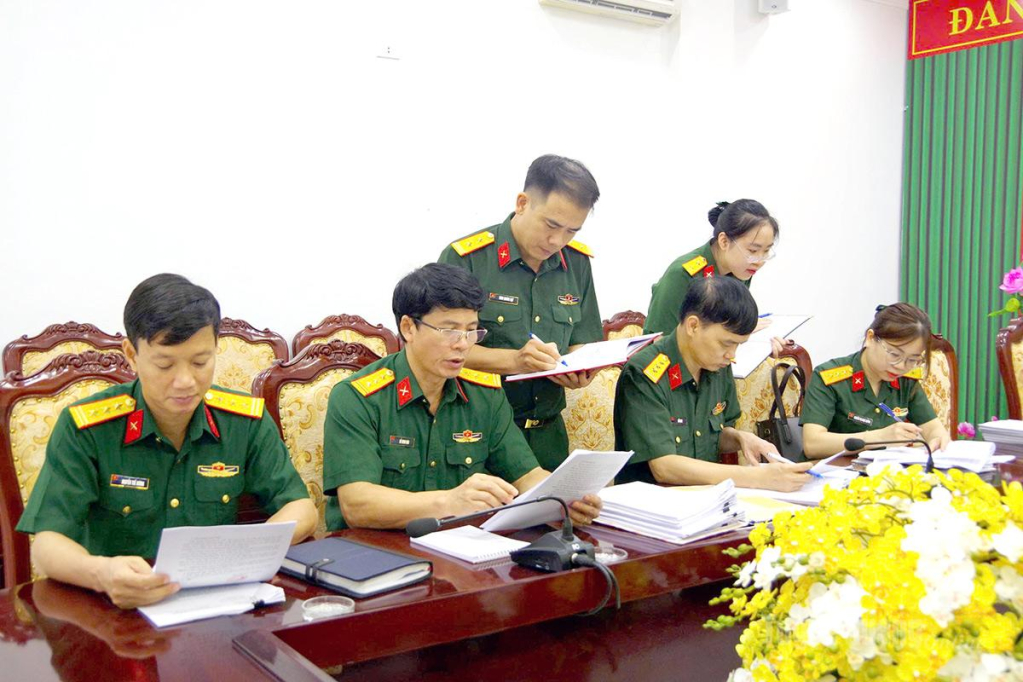 Đoàn công tác kiểm tra tại Bộ CHQS tỉnh.