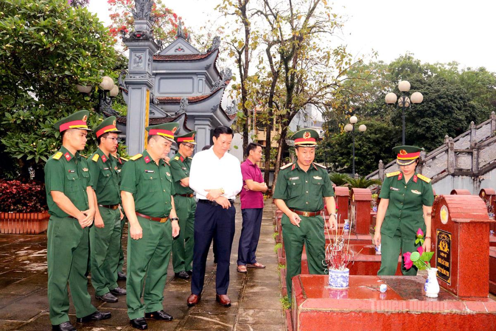 Đoàn công tác Ban Chỉ đạo về tìm kiếm, quy tập và xác định danh tính hài cốt liệt sĩ Quân khu 2 khảo sát tại Nghĩa trang liệt sĩ phường Hà Giang 1.