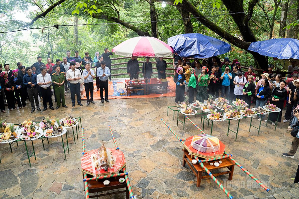 Lễ dâng hương tại Miếu Ông, Miếu Bà mang nét đẹp tâm linh của người dân Khâu Vai.