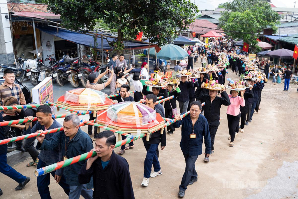 Đoàn dâng lễ.