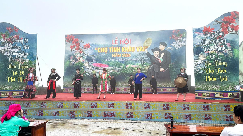 Cuộc thi trình diễn trang phục dân tộc nhiều sắc màu tại lễ hội.