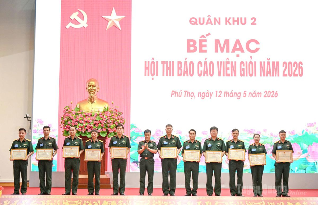 Đại tá Đại tá Nguyễn Hoài Nam, Chính ủy Bộ CHQS tỉnh (thứ 6 từ phải sang) đạt giải ba tại hội thi.
