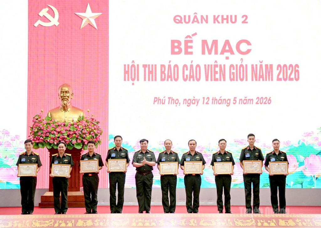 Đại tá Trần Đình Trọng, Chính ủy Ban Chỉ huy phòng thủ khu vực 2 - Vị Xuyên (thứ 2 từ trái sang) đạt giải Nhất.