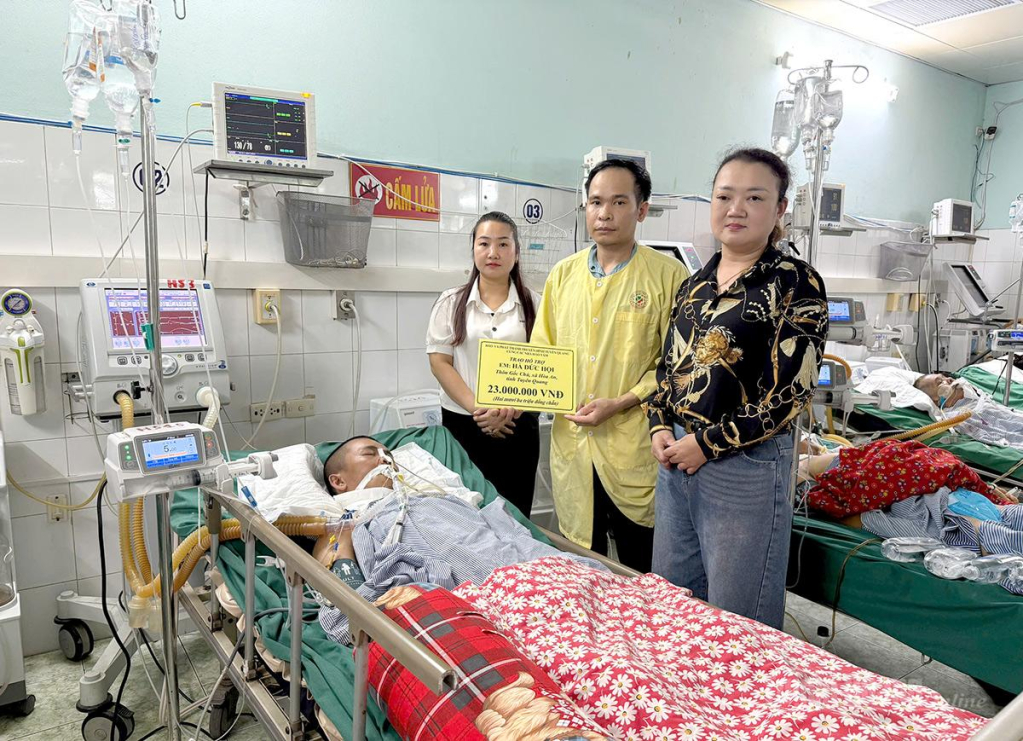 Báo và phát thanh, truyền hình Tuyên Quang cùng các nhà hảo tâm trao tiền hỗ trợ cho em Hà Đức Hội, thôn Gốc Chú, xã Hòa An, tỉnh Tuyên Quang.