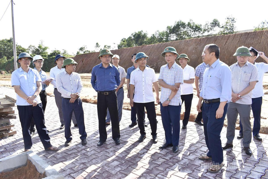 Đồng chí Nguyễn Mạnh Tuấn, Ủy viên Ban Thường vụ Tỉnh ủy, Phó Chủ tịch Thường trực UBND tỉnh cùng lãnh đạo các sở, ngành kiểm tra các dự án đầu tư trước ngày 31-12-2025.