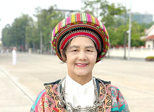 Bà Vàng Thị Mai,  dân tộc Mông,  Nghệ nhân ưu tú, Giám đốc Hợp tác xã Lanh Lùng Tám.