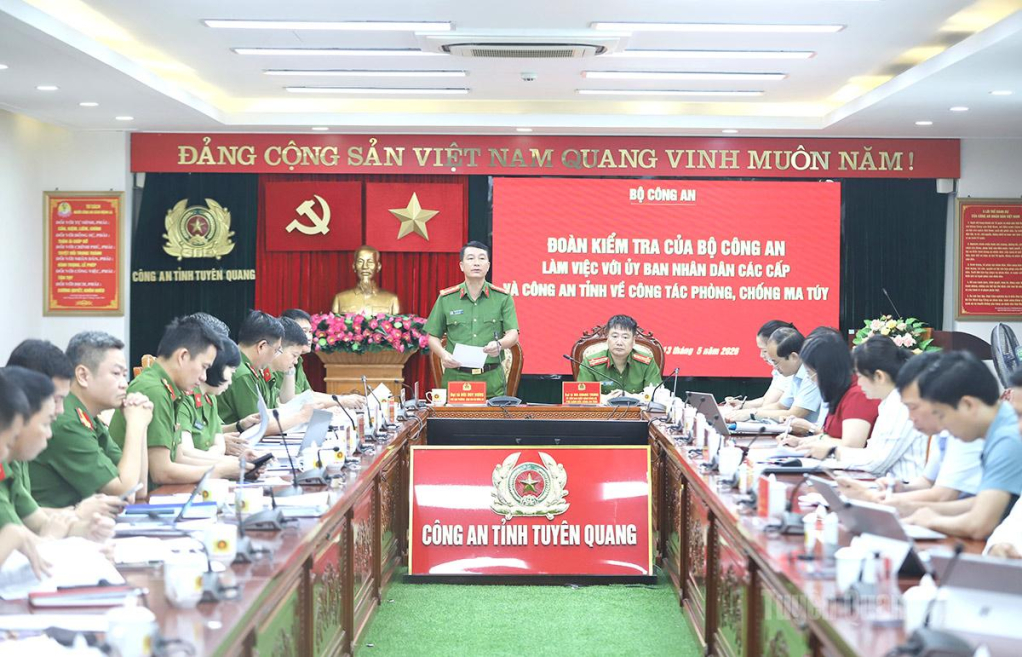 Đoàn công tác làm việc với Công an tỉnh và các sở, ngành của tỉnh.