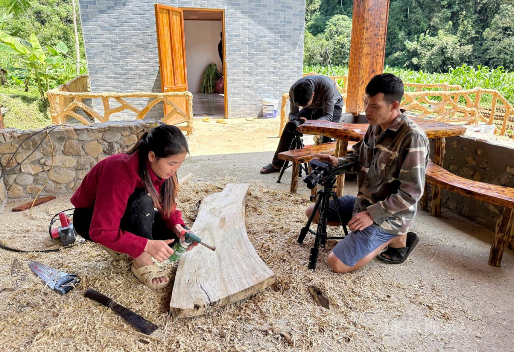 Người dân xã Lâm Bình sáng tạo  nội dung số qua các video ghi lại  cuộc sống đời thường.