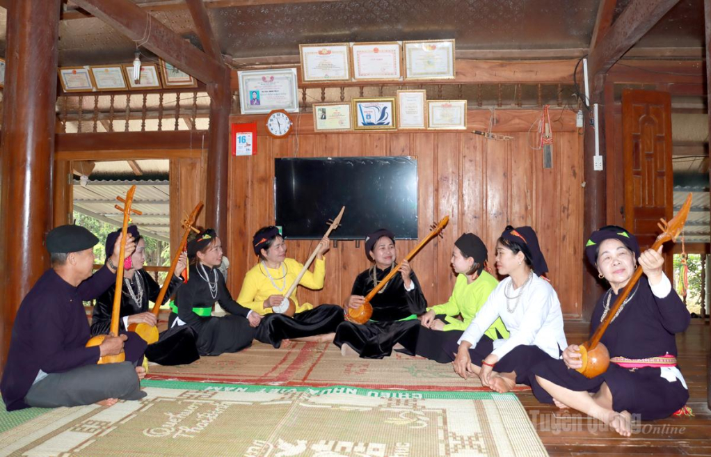 Các thành viên CLB Nghệ nhân dân gian xã Yên Thành tham gia tập luyện hát Then.