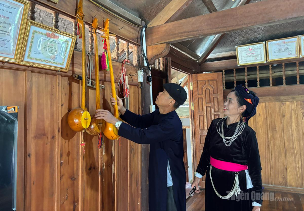 Những cây đàn Tính được ông Thông, bà Lỵ cất giữ cẩn thận như cách họ âm thầm giữ lửa văn hóa cho thế hệ mai sau. 