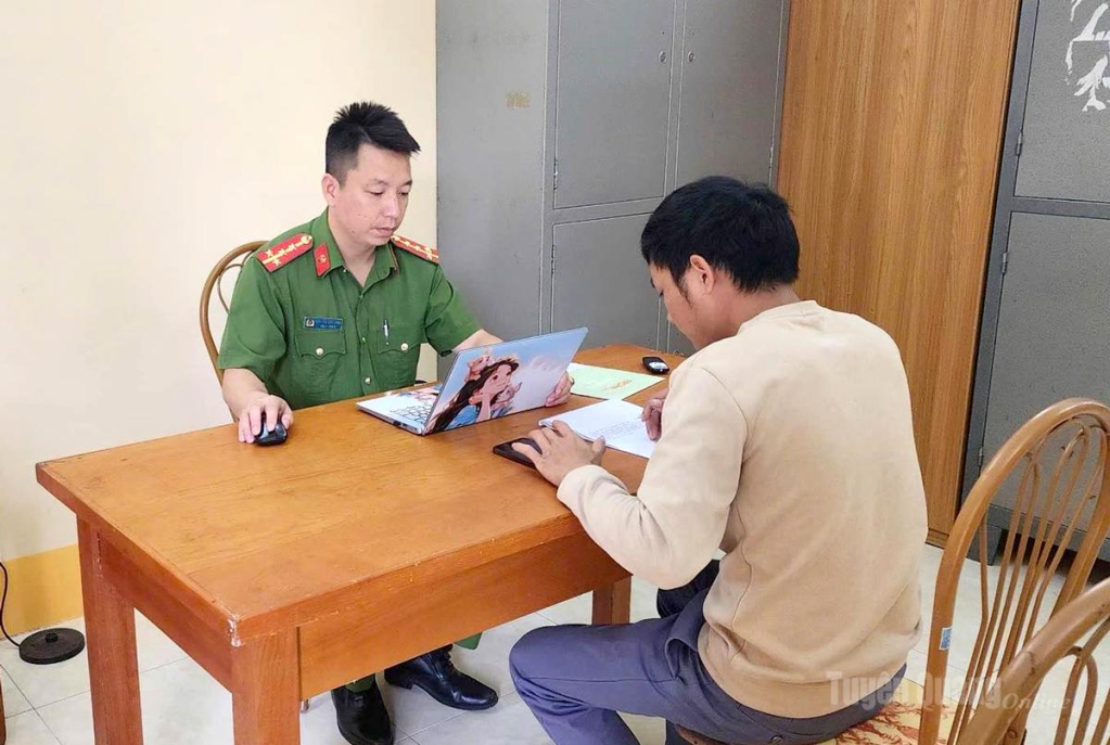 Công an xã Yên Minh làm việc với trường hợp “báo chốt” trên Facebook.