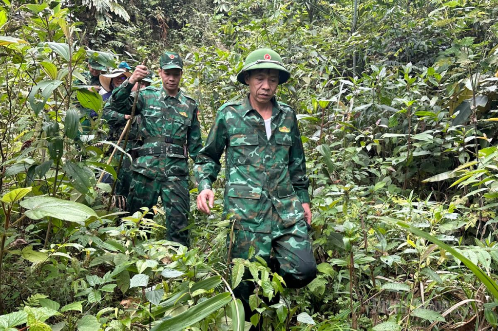 Lãnh đạo xã Thanh Thủy cùng lực lượng biên phòng kiểm tra dọc tuyến biên giới thuộc địa phận xã Thanh Thủy.