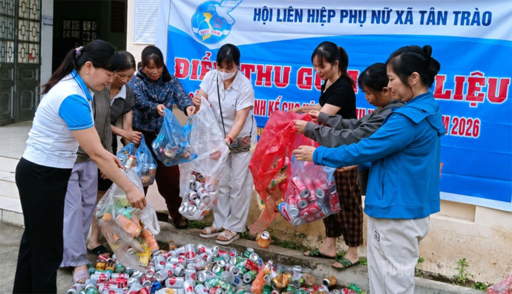 Phụ nữ xã Tân Trào thu gom phế liệu, gây quỹ hỗ trợ sinh kế cho phụ nữ có hoàn cảnh khó khăn.