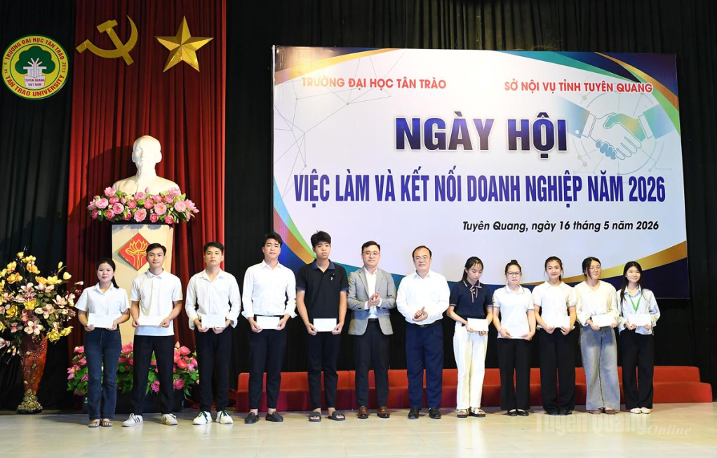 Lãnh đạo Sở Nội vụ và đại diện doanh nghiệp trao học bổng cho sinh viên Trường Đại học Tân Trào có hoàn cảnh khó khăn vươn lên trong học tập.