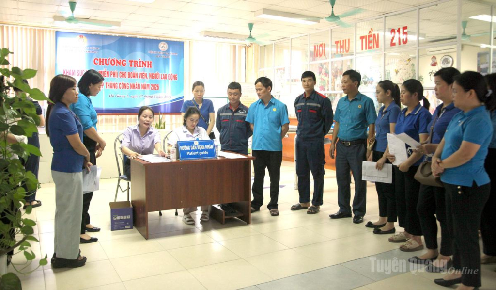 Lãnh đạo Liên đoàn Lao động tỉnh theo dõi công tác khám sức khỏe cho đoàn viên, người lao động.