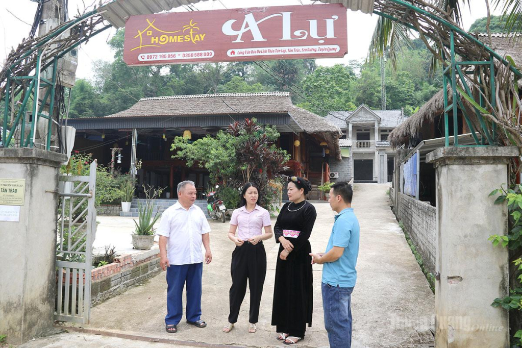 Gia đình anh Hoàng Văn Lự, thôn Tân Lập, xã Tân Trào đi đầu trong bảo vệ môi trường, phát triển du lịch nâng cao đời sống.