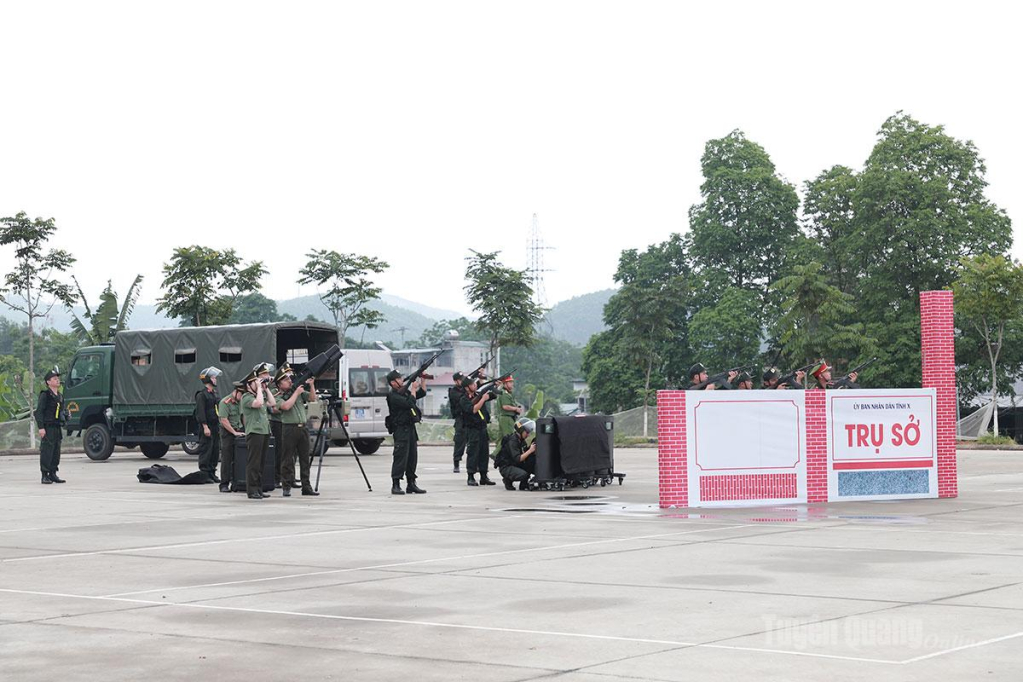 Cán bộ, chiến sỹ Phòng CSCĐ phối hợp cùng các đơn vị nghiệp vụ diễn tập phương án với chuyên đề: “Xử lý tình huống thiết bị bay không người lái xâm nhập, tấn công mục tiêu có lực lượng Cảnh sát vũ trang canh gác bảo vệ”.