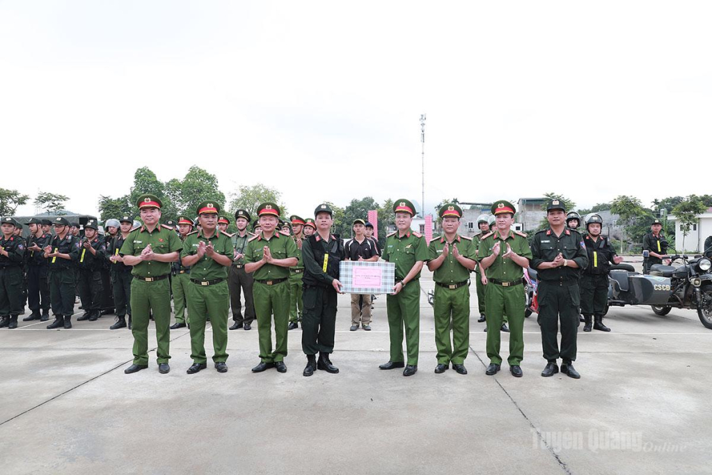 Lãnh đạo Công an tỉnh tặng quà cho các lực lượng tham gia diễn tập.