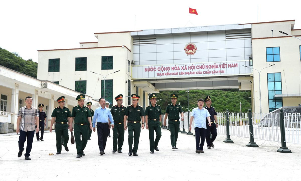 Thiếu tướng Nguyễn Đình Cương, Chỉ huy trưởng Bộ CHQS tỉnh kiểm tra tại Cửa khẩu song phương Săm Pun (Việt Nam) – Điền Bồng (Trung Quốc).