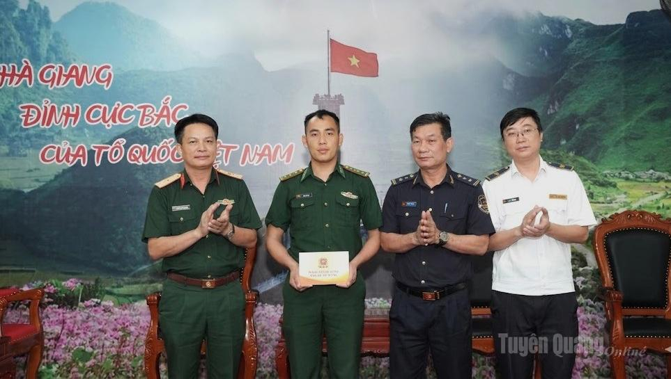 Thiếu tướng Nguyễn Đình Cương, Chỉ huy trưởng Bộ CHQS tỉnh tặng quà động viên các lực lượng làm nhiệm vụ tại Cửa khẩu Săm Pun.