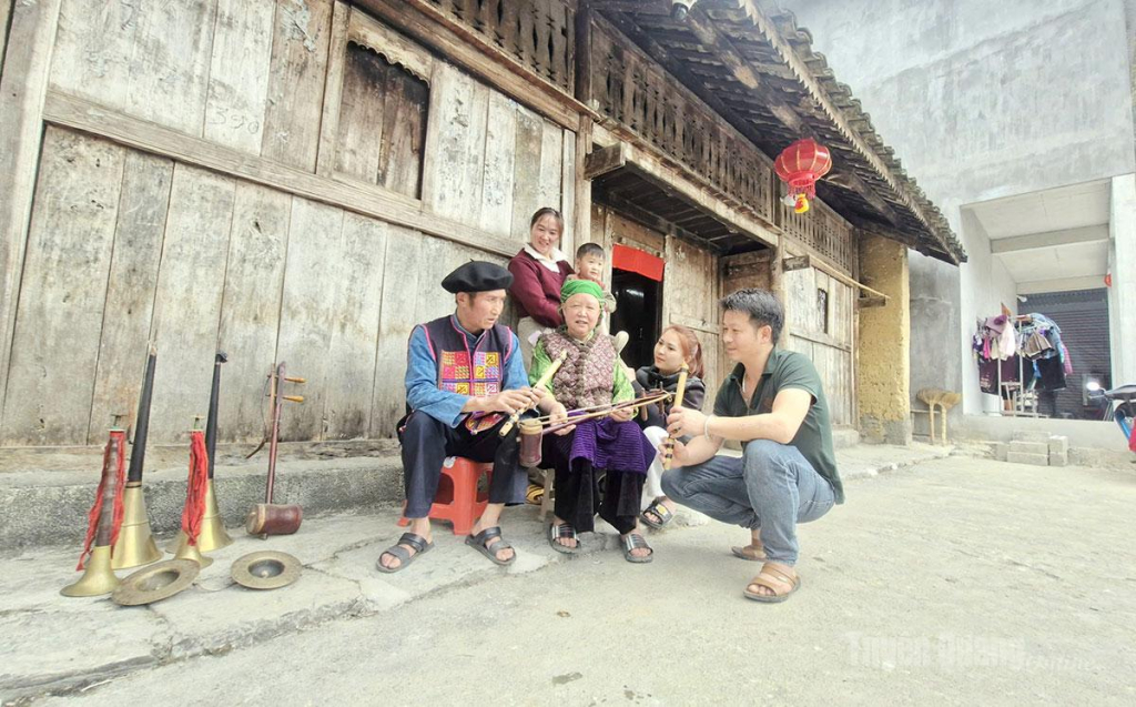 Gia đình ông Là Sé Páo, thôn Đoàn Kết, xã Sủng Là gìn giữ nét văn hóa của dân tộc  qua nhiều thế hệ.  