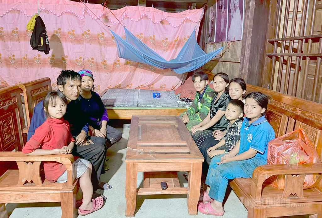 Vợ chồng anh Dương Văn Thắng, thôn Khuổi Ma, xã Hùng Lợi đông con vất vả mưu sinh trong căn nhà nhỏ.