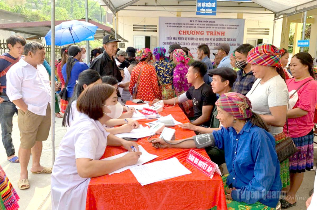 Sở Y tế Tuyên Quang tổ chức khám, chăm sóc sức khỏe cho nhân dân xã Lao Chải.