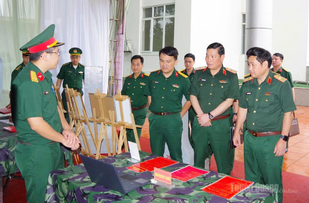 Đoàn công tác tham quan gian trưng bày chuyển đổi số tại Bộ CHQS tỉnh.