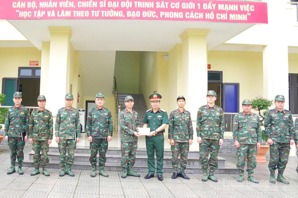 Đồng chí Chỉ huy trưởng Bộ CHQS tỉnh tặng quà Đại đội Trinh sát cơ giới 1, Phòng Tham mưu Bộ CHQS tỉnh.