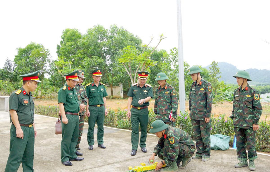 Đồng chí Chỉ huy trưởng Bộ CHQS tỉnh Nguyễn Đình Cương kiểm tra công tác huấn luyện chiến sĩ mới tại Trung đoàn 247.