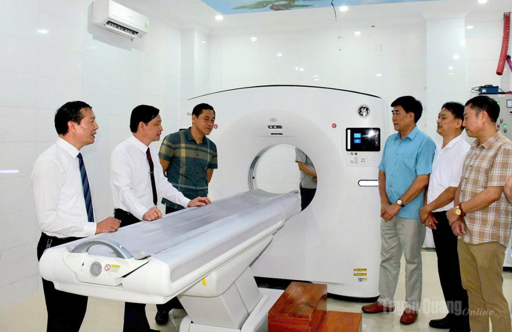 Các đại biểu tham quan hệ thống máy chụp cắt lớp vi tính 64 lát cắt.