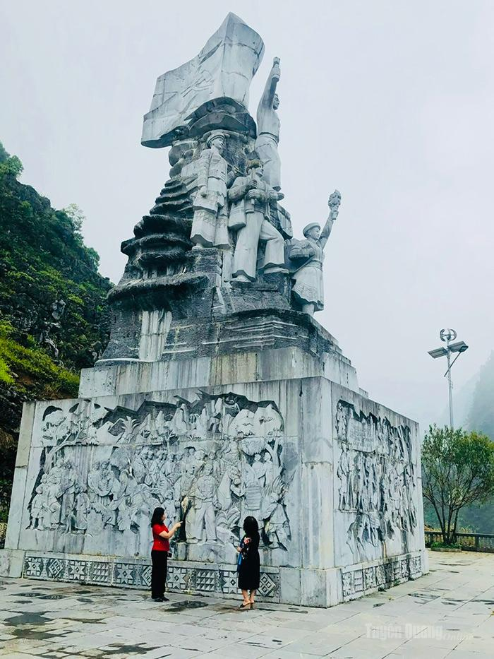 Để chi ân các thanh niên xug phong và dân công mở đường Hạnh Phúc, Nhà ước đã xây dựng tượng đài trên đèo Mã Pì lèng.